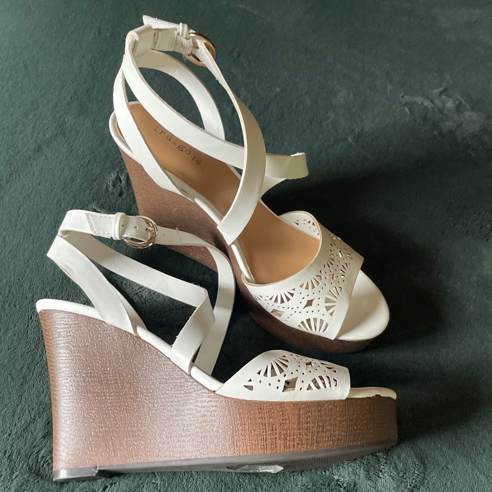 Indigo Rd white strappy wooden wedges